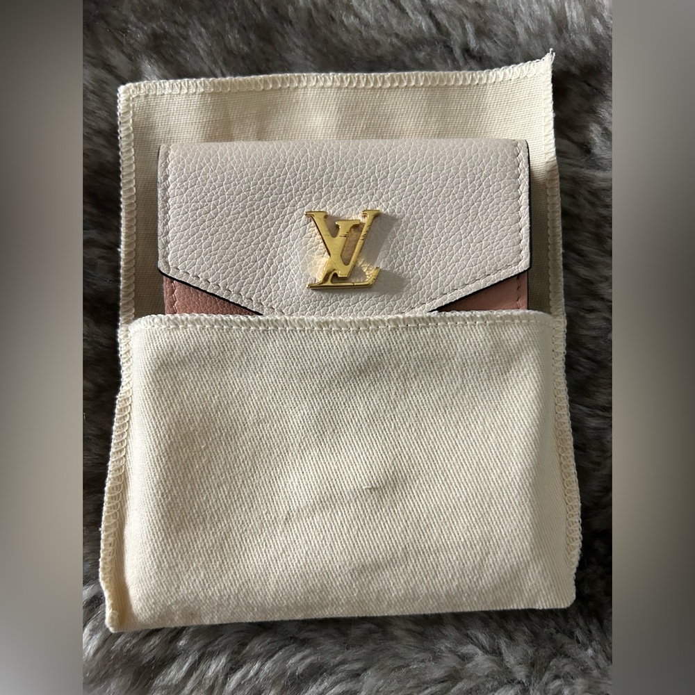 LV Lockme Gold and Cream Wallet microchip - Picture 10 of 10